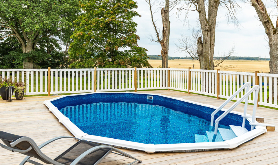 Utomhuspoolen på Hova Prästgård B&B