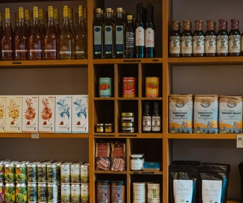 En butik fylld med massor av olika typer av mat.