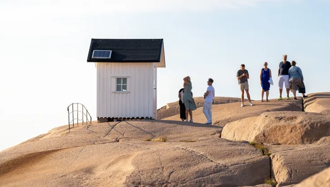 En grupp människor som står på en klippa