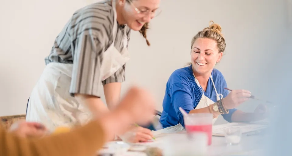 Målar utanför Nordiska Akvarellmuseet