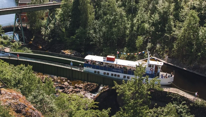 Båtar som slussar i Dalslands kanal.