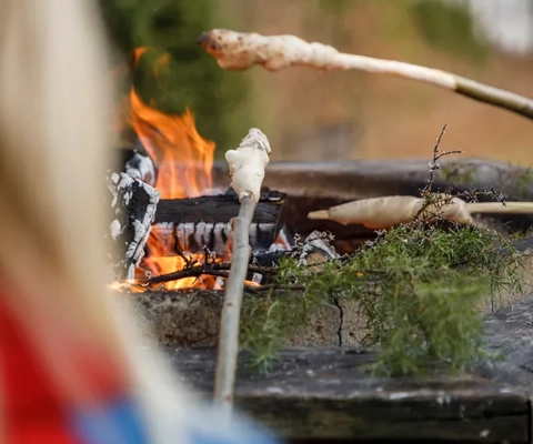 Familj som aktiverar sig utomhus och grillar hos Två Skyttlar.