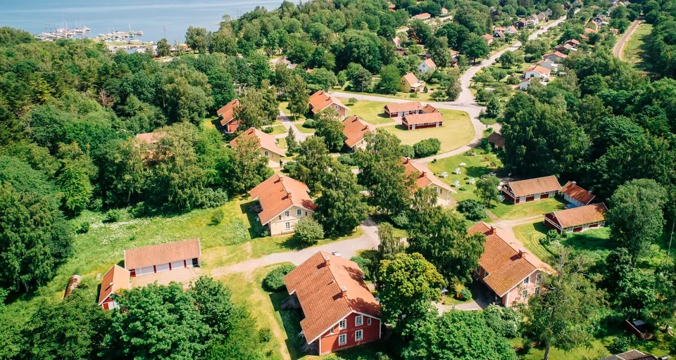 Ett fågelperspektiv av en liten by omgiven av träd.