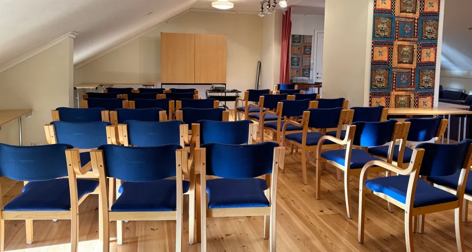 Ett rum fyllt med massor av blå stolar.