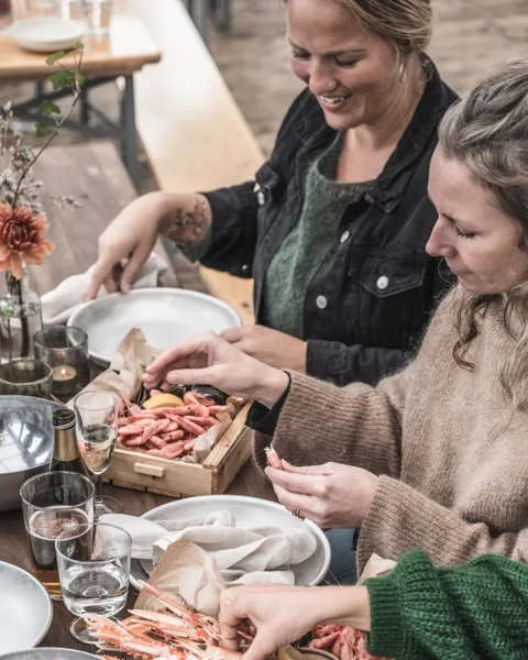 Människor njuter av Hamnkrogen Lotsen