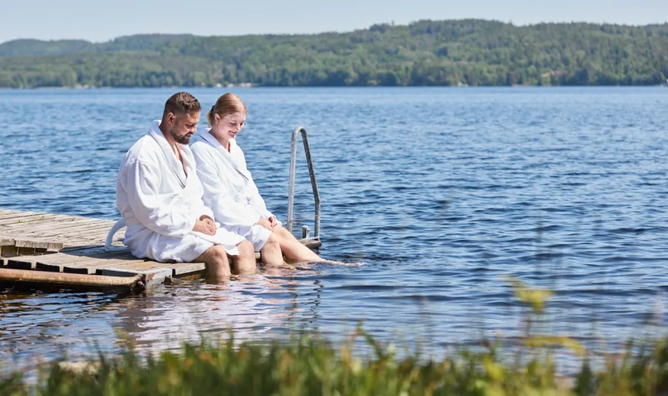 Två personer badar.