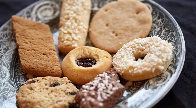 Et fat med småkaker og småkaker på et bord.