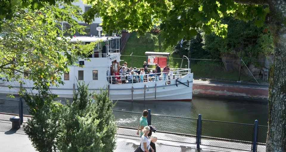 En grupp människor som åker på framsidan av en båt.