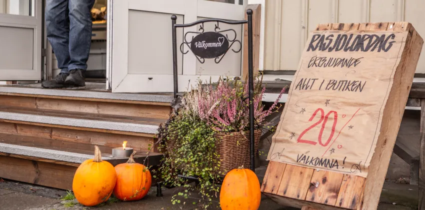 Pumpor och en skylt på trappan till ett hus.