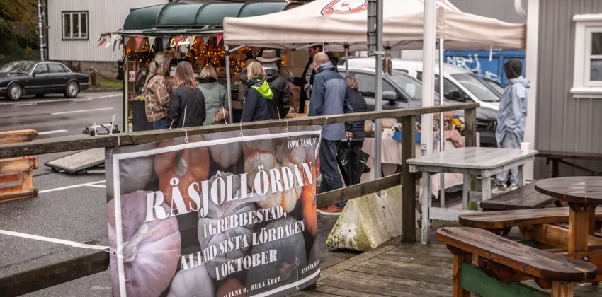En grupp människor som står utanför en byggnad.