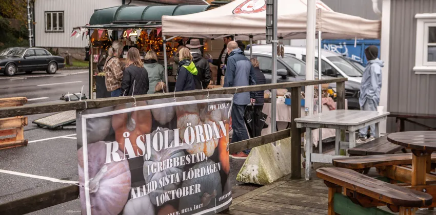 En grupp människor som står utanför en byggnad.