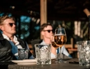Grupp av människor skålar utomhus.