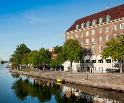 En stor byggnad som ligger vid sidan av en flod.