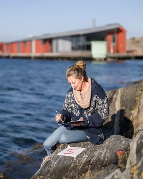 Målar utanför Nordiska Akvarellmuseet