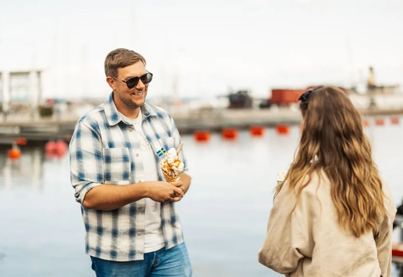 En grupp personer upplever Hjo tillsammans med mat och dryck, fika och shopping