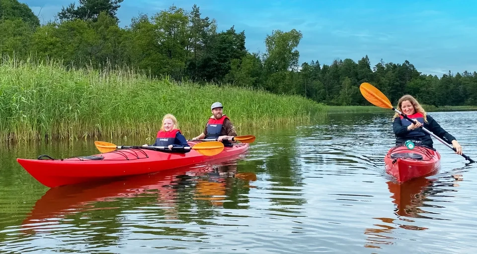 personer paddlar kajak på sjön