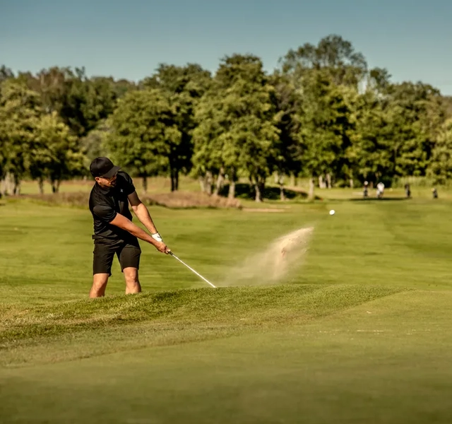 Man spelar golf på onsjö golfklubb en sommardag