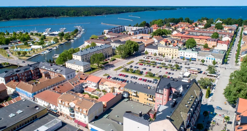 En flygbild av en stad intill ett vattendrag.