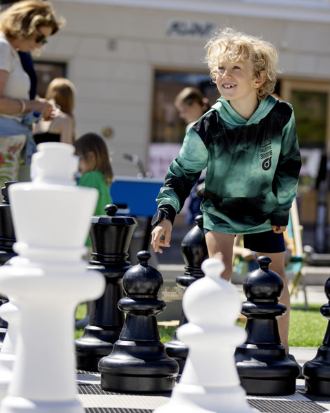 En ung pojke som spelar ett parti schack.