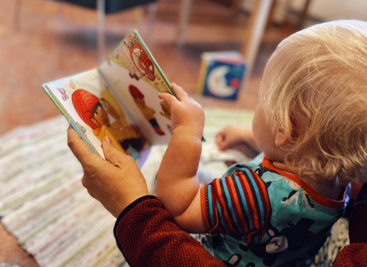 Öppna förskolan besöker biblioteket