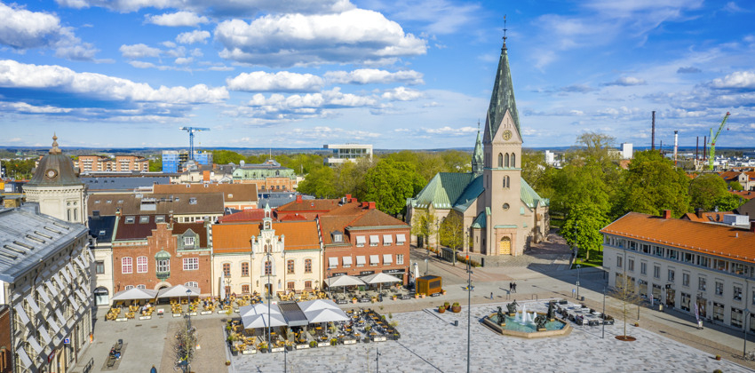 En flygbild av en stad med ett klocktorn.