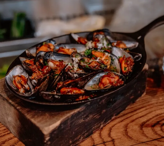 Lagad måltid serverad på en tallrik.