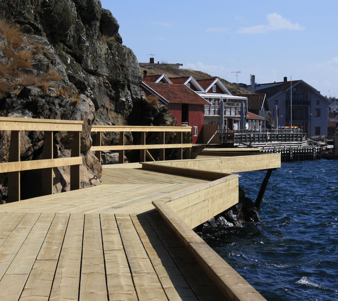Bryggan på strandpromenaden i närbild med utsikt bort mot Pelles Rökeri