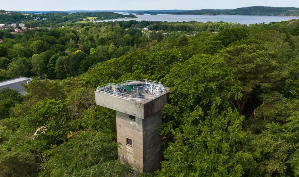 En drönarbild tagen på utsiktstornet i grönska