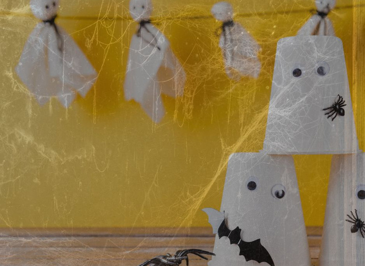 En samling halloweendekorationer som hänger på en lina.