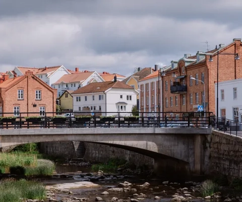 Två människor befinner sig i en skärgårdsmiljö.