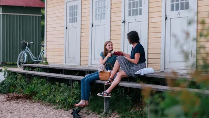 Kvinnor vid badhytterna i Hjo