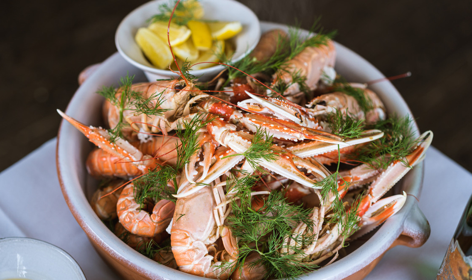 Färska kräftor på en tallrik.