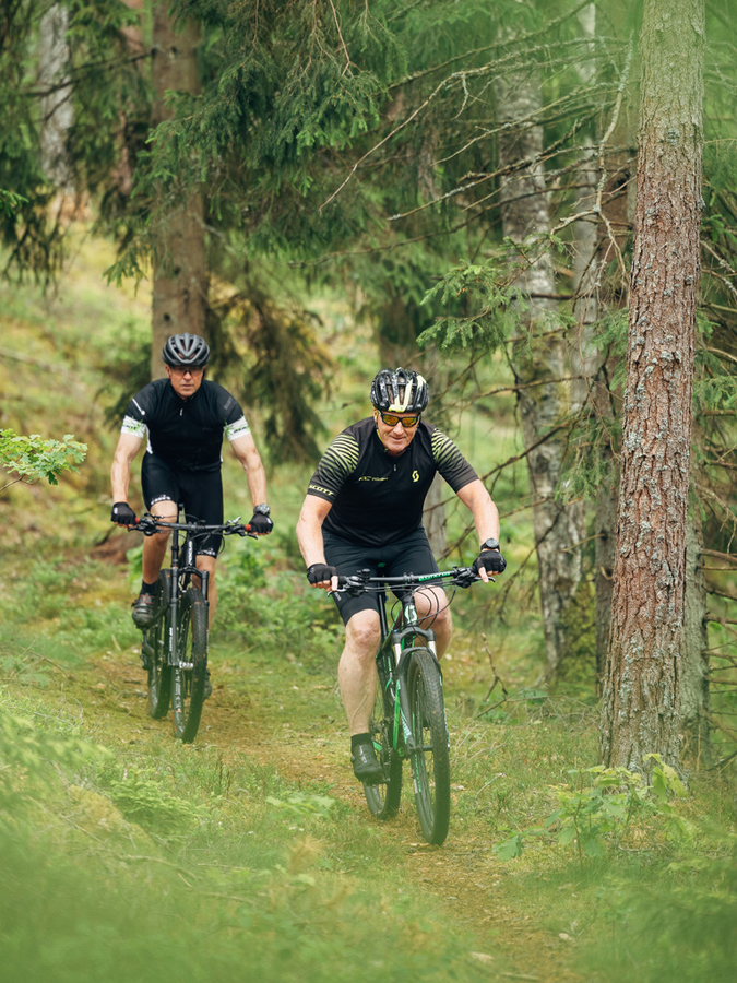 Människor som cyklar i ett naturområde.