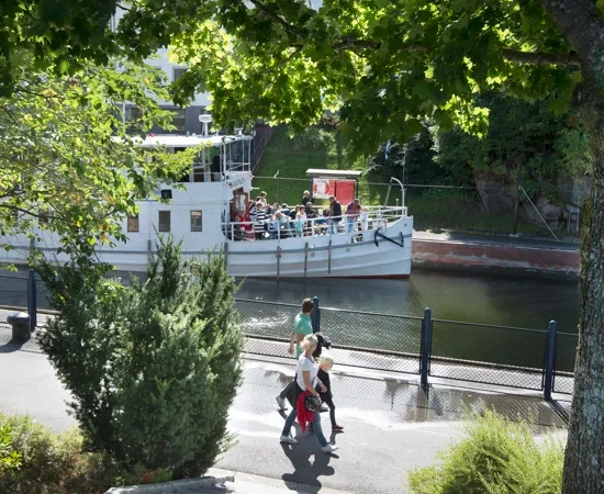 En grupp människor som åker på framsidan av en båt.