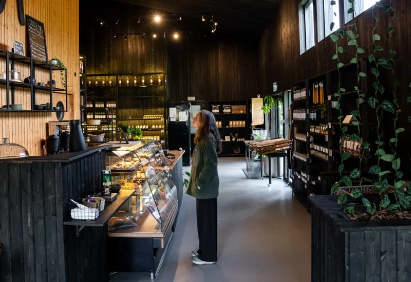 En kvinna står i en gårdsbutik.