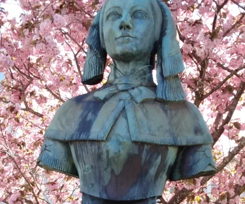 Bronsbyst föreställande Emilie flygare Calén.