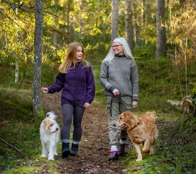 Människor i skogen med hund.