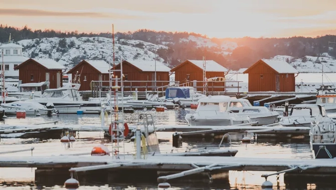 Strömstad hamn med sjöbodar