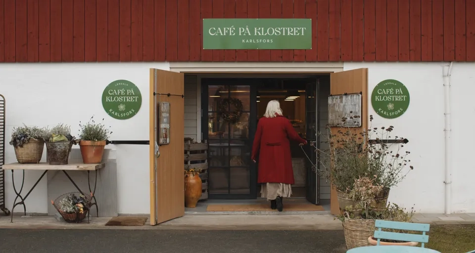 Kvinna utanför på ett kafé.