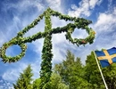 Midsommarstång och svensk flagga