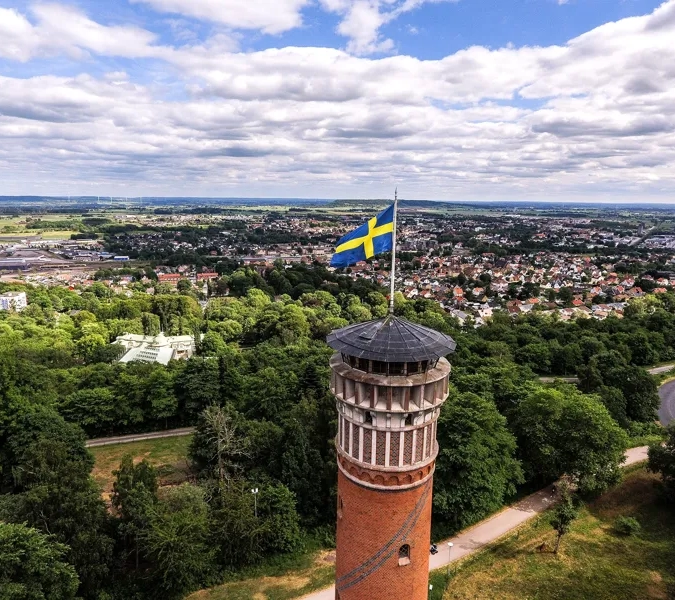 Utsiktstornet på Mösseberg med Falköping i bakgrunden.