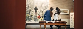 Två kvinnor besöker konsthallen hos Löfwings Atelje och Krog.