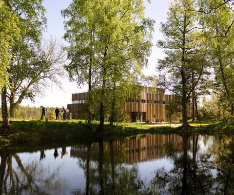 Byggnad som speglar sig i vattnet.