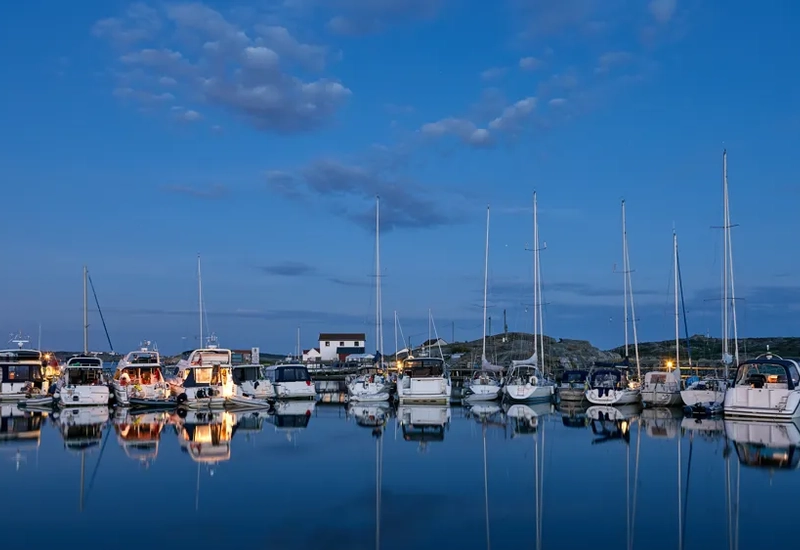 A bunch of boats that are sitting in the water.
