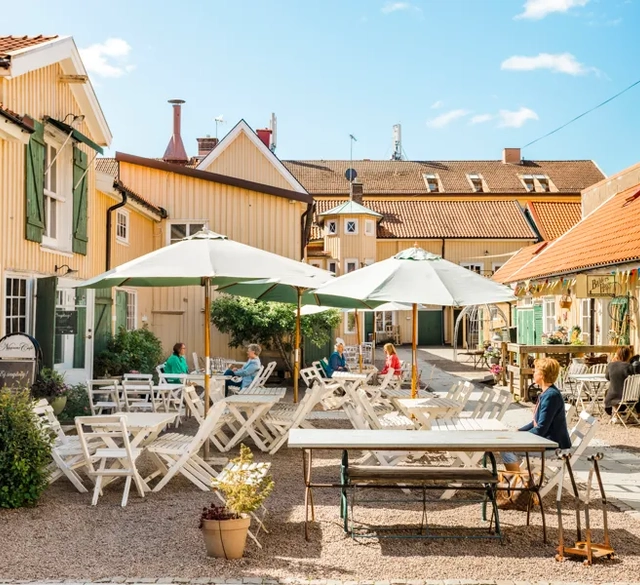 Grupp av människor som sitter på en uteservering.