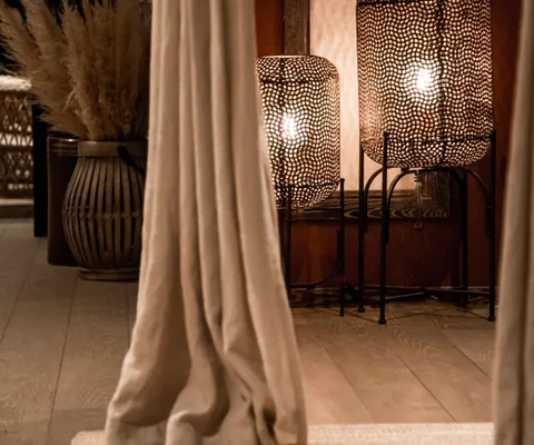 Et rom med to stoler og en lampe.