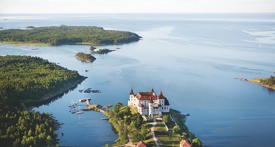 Vy över Läckö slott och Tjuvholmen