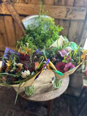 En blomsterbukett som står på ett bord.