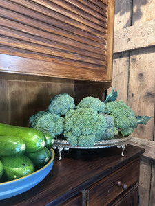 En skål med broccoli och gurkor på ett bord.