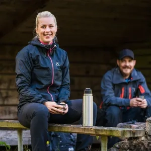 Kvinna och man i vindskydd längs Västra Vätterleden i Hjo.